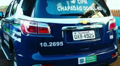 Imagem da notícia Mulher é agredida a chutes e socos pelo cunhado e sogro após discussão em Chapadão do Sul